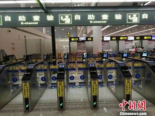 中国侨网图为正式启用的重庆江北国际机场T3航站楼出境大厅边检自助通关通道。 张少波 摄