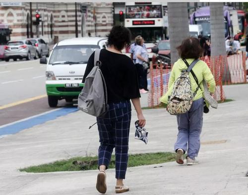 中国侨网位于大路旁的吉隆坡独立广场被认为是治安黑区,容易让匪徒下手干案。(图片来源:马来西亚《星洲日报》)