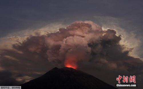 中国侨网资料图：2018年6月29日，印尼巴厘岛阿贡火山喷发。据报道，阿贡火山自28日晚间喷发，火山灰高达2000米，导致巴厘岛国际机场从29日凌晨3点起关闭。