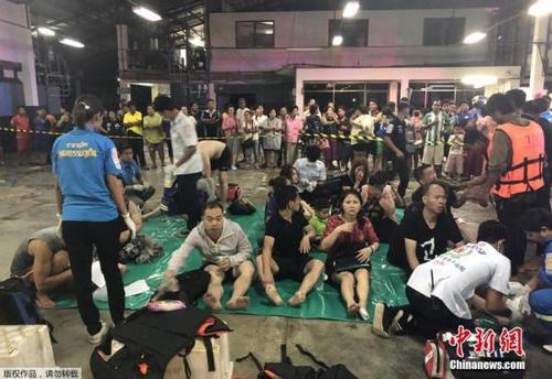 中国侨网7月5日，泰国南部旅游胜地普吉岛发生沉船意外，3艘共载有近140名中国和欧洲游客的观光船在大浪中倾覆。据当地媒体引述普吉岛市长消息，救援人员已经找到1乘客的遗体，另外还有53人人失踪。中国驻泰国使馆高度重视游船倾覆事件，称将竭力展开搜救工作。
