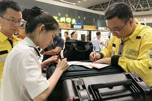 中国侨网图为海关关员指导救援人员快速办理通关手续。图片来源:海关总署网站。