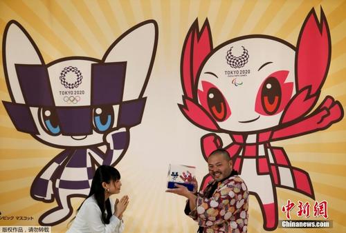 中国侨网资料图:当地时间2月28日,2020年东京奥运会吉祥物在日本东京公布,配有奥运会会徽图案的富有未来感的机器人吉祥物方案获得最高票数。