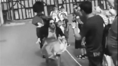 中国侨网卫兵猛推一把,女游客差点摔倒。