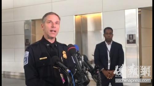 中国侨网机场管理局警长哈克勒在记者会上介绍情况。(美国《侨报》记者魏嘉昕所拍摄视频截图)
