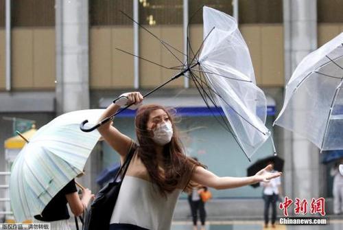 中国侨网当地时间2018年8月8日，台风“珊珊”逼近日本，东京民众用雨伞抵挡暴雨和大风。因风力过大，街上行人的雨伞在风中呈现各式造型。