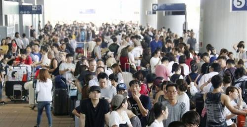 中国侨网大批乘客滞留在关西国际机场。（马来西亚《诗华日报》）