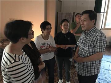 中国侨网孙振勇总领事慰问受困中国旅客。(图片来源:中国驻札幌总领事馆网站)