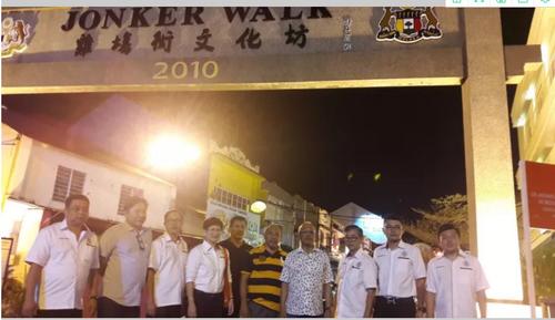 中国侨网哥打拉沙马那乡村社区管理委员会成员（MPKK）和市长阿兹米（左七）巡视老街。（图片来源：马来西亚《星洲日报》）