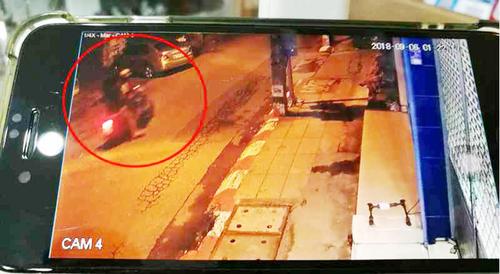中国侨网监控录像拍下邱先生（音译）在劫匪的摩托车上。（泰国《世界日报》）