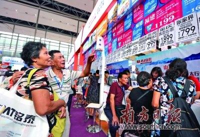 中国侨网旅博会恰逢周末,旅游大卖场内人气鼎盛。 南方日报记者 吴伟洪 摄