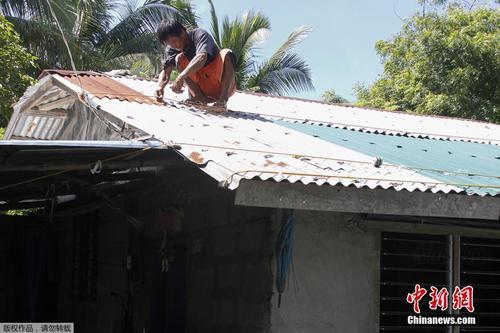 中国侨网资料图：2018年9月13日，菲律宾伊洛科斯省居民加固房屋，为抵御即将到来的超强台风“山竹”做准备。
