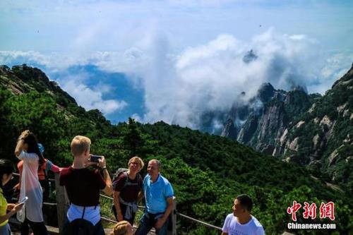 中国侨网资料图：游客一大早来到海拔1860米的炼丹峰观日出。 李金刚 摄 