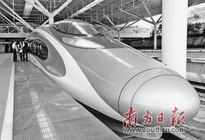 中国侨网 9月18日,试运行中的动感号广深港高铁列车经停深圳北站。南方日报记者 吴伟洪 摄