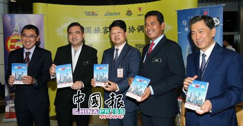中国侨网拉惹阿兹米（左起）、陆兆福、白天、阿都干尼及叶锦山共同推广《中国公民赴马来西亚领保指南》。（来源：马来西亚《中国报》）