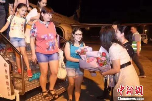 中国侨网飞机迫降后所有乘客换乘另一架备用飞机,于今日凌晨1时46分安全抵达三亚。三亚市政府相关职能部门负责人到机场迎接。 三亚外宣办供图