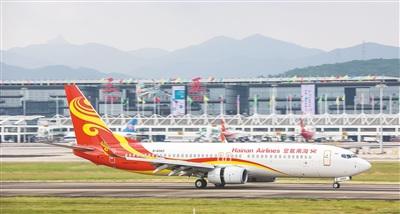 中国侨网图为10月28日，繁忙的三亚凤凰国际机场。