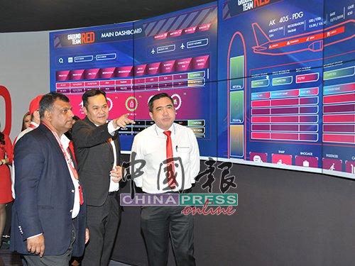 中国侨网陆兆福（右）参观马来西亚首个数码机场控制中心。（马来西亚《中国报》）