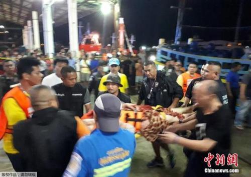 中国侨网资料图:图为普吉沉船事故发生后,救护人员和医护人员营救被困游客。