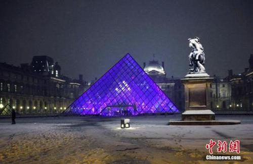 中国侨网资料图：巴黎卢浮宫雪中夜景迷人。中新社记者 龙剑武 摄
