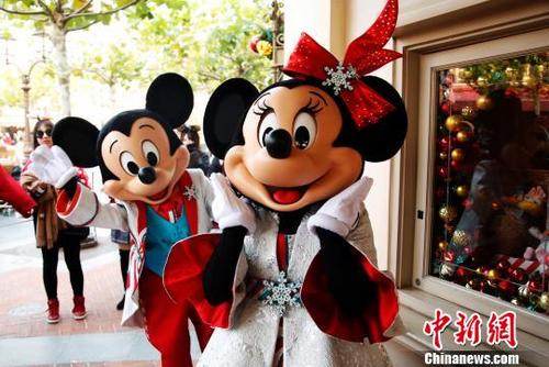 中国侨网米奇和米妮身穿盛装迎新年。　汤彦俊　摄
