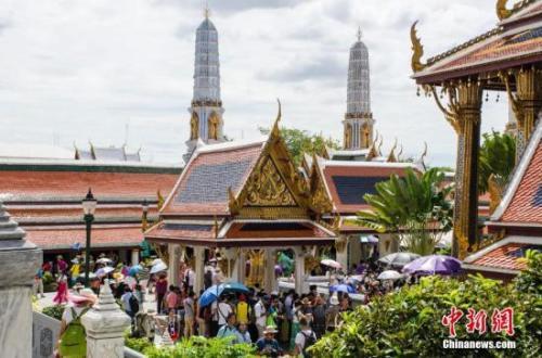 中国侨网资料图：游客在泰国曼谷大王宫游览。 翟李强 摄