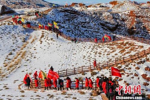 中国侨网12月29日,2018年“平山湖大峡谷”杯中国·张掖丝绸之路第四届冰雪山地马拉松赛在甘肃张掖市甘州区平山湖大峡谷举行。 张啸天 摄