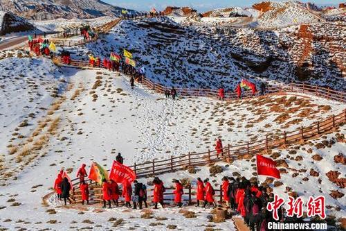 中国侨网12月29日，2018年“平山湖大峡谷”杯中国·张掖丝绸之路第四届冰雪山地马拉松赛在甘肃张掖市甘州区平山湖大峡谷举行。　张啸天　摄