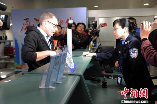 中国侨网2019年,外国人144小时过境免签政策,新年首日在厦门正式落地。 供图 摄