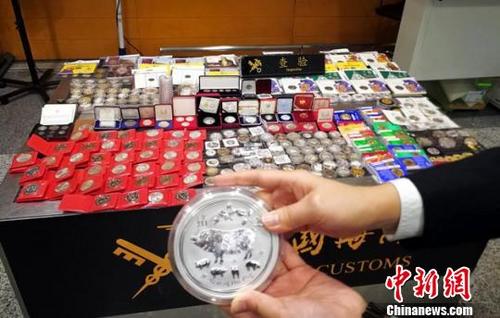 中国侨网浦东机场海关在旅检渠道查获旅客携带金银纪念币未报入境情事 关宣 摄