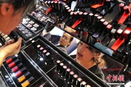 中国侨网资料图，化妆品展台前爱美女性前来试妆。张亨伟 摄