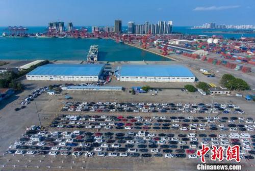 中国侨网图为车辆在海口秀英港待渡。(资料图) 骆云飞 摄