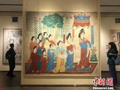 中国侨网4月10日,当代敦煌绘画作品国内巡展亮相兰州,共展出李振甫、王骁勇、李建英等14位画家的90幅精品画作。 徐雪 摄