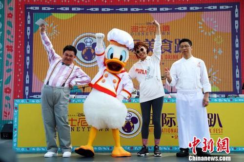 中国侨网“大厨”唐老鸭助阵首届上海迪士尼度假区国际美食节。　汤彦俊　摄