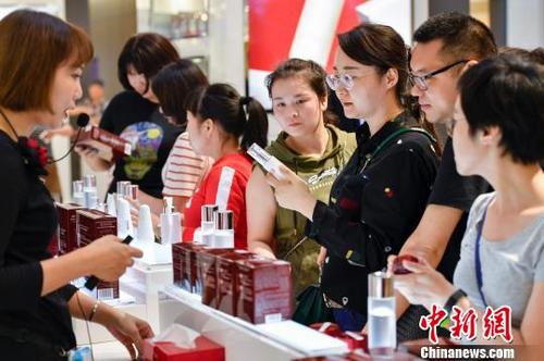 中国侨网图为旅客在海口市内免税店购物。(资料图) 骆云飞 摄