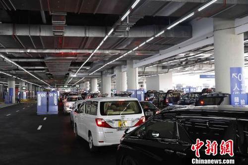 中国侨网随着粤港非营运小汽车免加签试用通行港珠澳大桥口岸政策第二阶段的正式实施,五一假期港珠澳大桥出入境车流急剧增长。 王相国 摄
