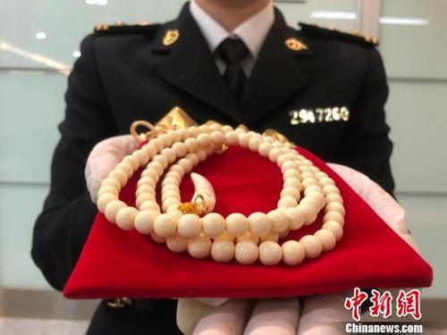 中国侨网查获的象牙项链。义乌海关提供