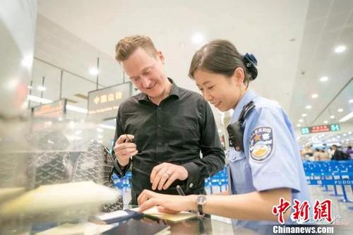 中国侨网2019年上半年，上海口岸共验放出入境人员近2300万人次。　芊烨　摄