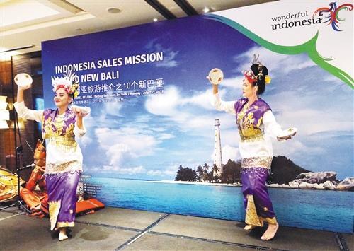 中国侨网来自印尼的艺术家在当地传统乐器甘美兰的伴奏下表演碟舞。 卞晨光摄