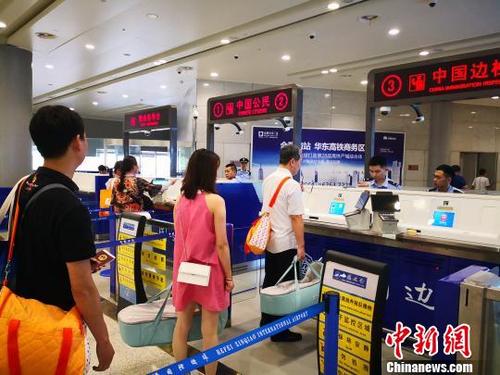 中国侨网出境游旅客在合肥边检排队通关。 岳冶 摄