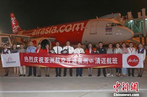 中国侨网8月1日晚,由泰国亚洲航空执飞的“泉州—清迈”直飞航线首航。 杨培晓 摄