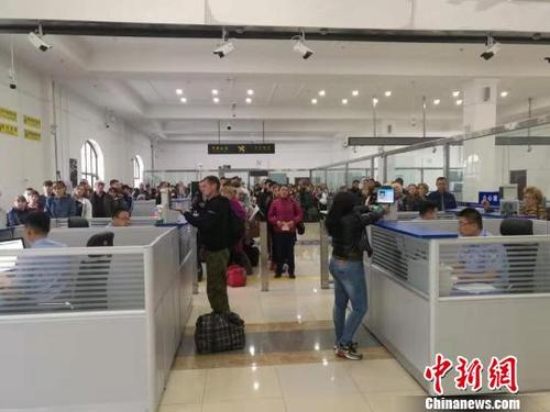 中国侨网图为满洲里中俄互市贸易区迎来客流高峰 杨悦 摄