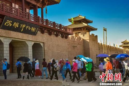 甘肃敦煌阳关景区渐成丝路游"打卡"胜地