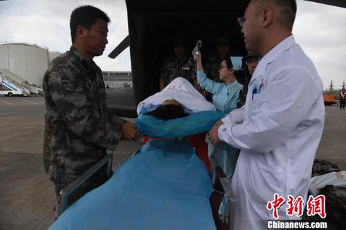 中国侨网图为受伤游客被运抵昆明。　刘明久　摄