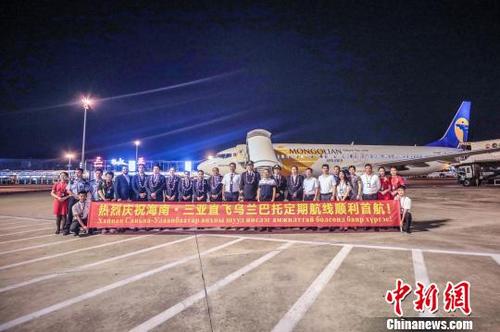 中国侨网工作人员在三亚机场停机坪举行简短的首航迎接仪式。机场供图