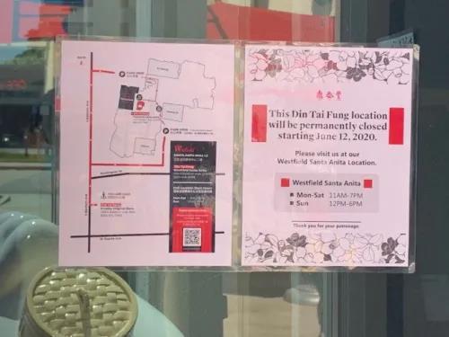 中国侨网位于洛杉矶亚凯迪亚市的“鼎泰丰”门口玻璃上贴着告示，上面写着“这家店将从6月12日开始永久关闭”。(美国《世界日报》/张宏 摄)