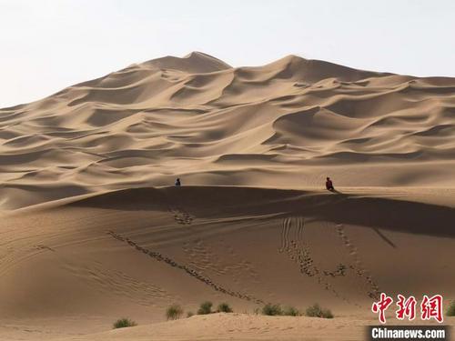 中国侨网游客在沙漠景区游玩。　戚亚平　摄