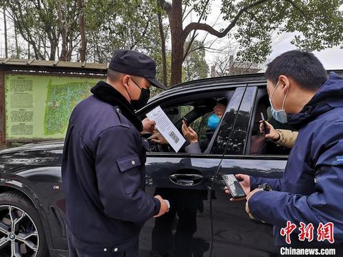 中国侨网2月19日,浙江杭州西溪湿地开放部分区域,游客扫码入园。 童笑雨 摄