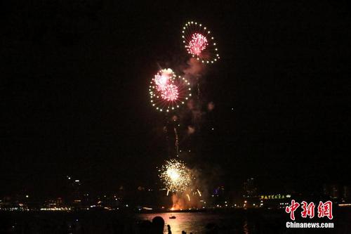 中国侨网11月27日晚,泰国海滨城市芭堤雅烟花璀璨,光耀夜空。当天,为期两天的“2020年生命之光芭堤雅烟花节”拉开帷幕。此次烟花节是该市在新冠肺炎疫情缓解后首次举办的大活动,旨在提振旅游业,同时庆祝该市建城42周年。 中新社记者 王国安 摄