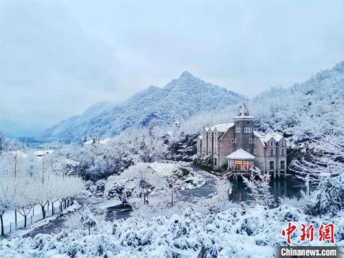 中国侨网经历了一夜降雪，12月14日早间，东黄山旅游度假区银装素裹。程晨　摄