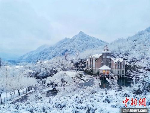 中国侨网经历了一夜降雪,12月14日早间,东黄山旅游度假区银装素裹。程晨 摄